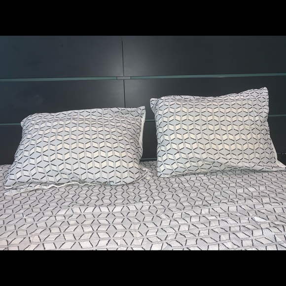 Full Sized Comforter Set with 2 Pillow Shams - Picture 5 of 6